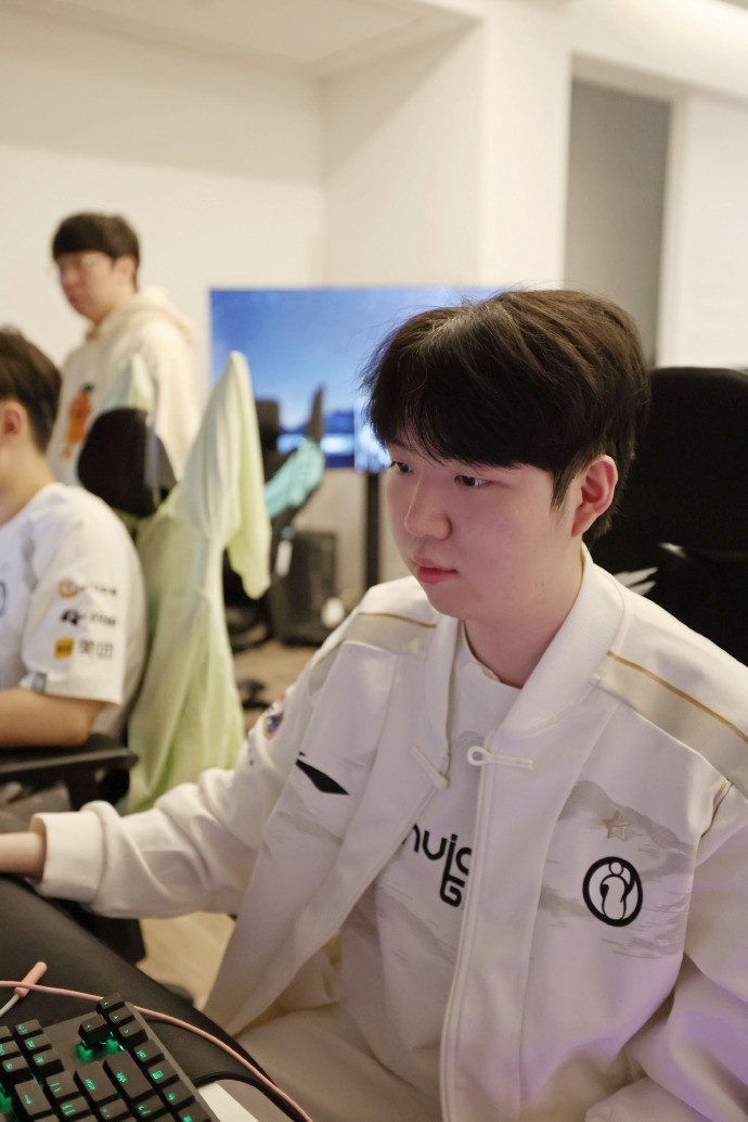 iG官媒发布德杯赛后返图：认真复盘，下场加油