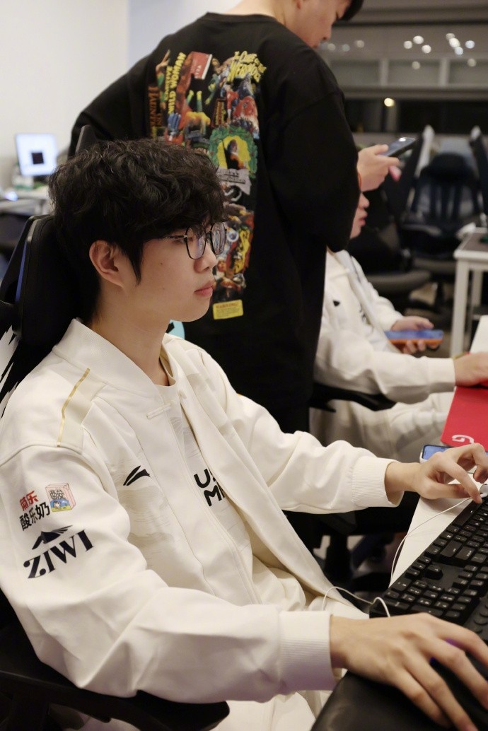 iG官媒发布德杯赛后返图：认真复盘，下场加油